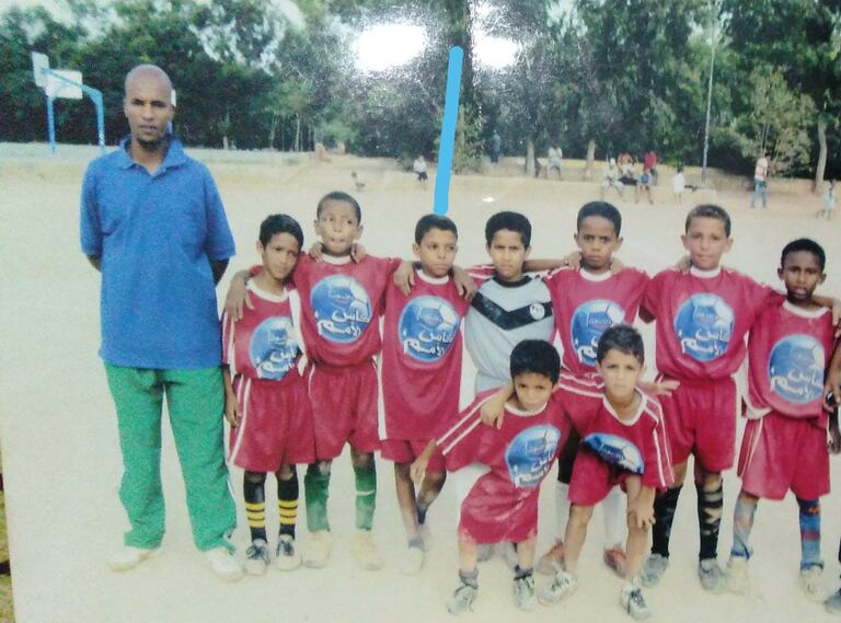 Azzedine Ounahi à l’âge de 8 ans avec le recruteur de l’Académie Mohammed VI, Driss Alaoui Ezzine, (Photo prise en 2009).