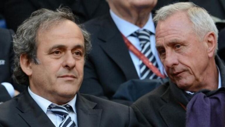 Deux immenses talents, zéro Coupe du monde
En 2013, Platini et Cruff assistent ensemble à la finale de l'Europa League entre Chelsea et Benfica.