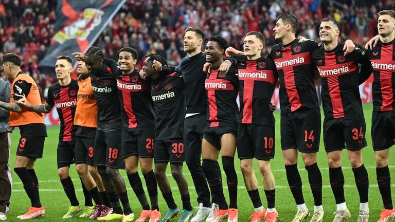 La joie du Bayer Leverkusen, avec Amine Adli, après la victoire (2-1), le 30 mars 2024.