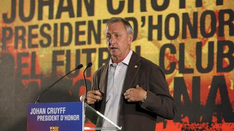 Président d'honneur du FC Barcelone
Le 26 mars 2010, Cruyff est nommé président d'honneur du FC Barcelone par Joan Laporta. Il démissionnera un peu plus tard à la suite de l'arrivée de Sandro Rosell avec qui il entretient de mauvaises relations.