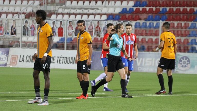 L'arbitre marocaine Bouchra Karboubi lors du match MAT-OCK.