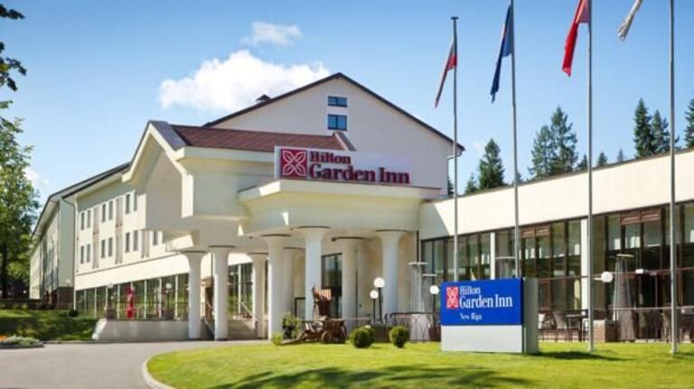 Les Français seront à seulement 30 kilomètres de Moscou. Le Hilton Garden Inn Moscow New Riga est doté d’une piscine intérieure, de chambres spacieuses et d’une plage privée.