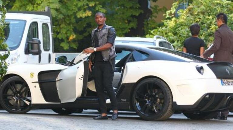 Le Camerounais Samuel Eto'o se démarque également par sa GTB 599 relookée d'un blanc et noire spécial. Un nouveau petit joujou qui vient remplacer sa fameuse 458 GTB jaune et noire.
