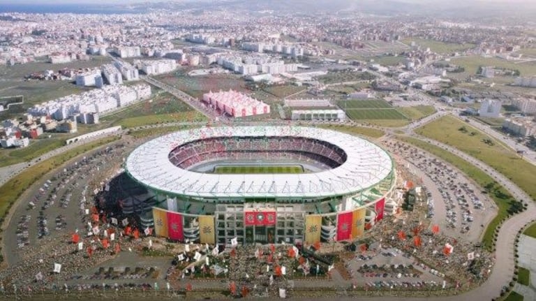 Le stade Ibn Batouta de Tanger connaîtra également plusieurs changement. Le projet de rénovation prévoit de faire passer sa capacité de 44 500 à 65 000 places d'ici 2019 sans oublier la couverture de toutes les places assises. Les travaux viseront aussi à réaménager les grands espaces vacants sous les tribunes afin de créer des espaces Lounge et plus de loges VIP. 