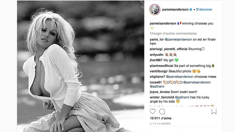 Pamela Anderson, compagne d'Adil Rami, félicite les Bleus avec un cliché très sexy via son compte Instagram.