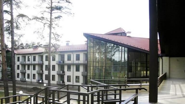 Les coéquipiers de Cristiano Ronaldo seront installés au Centre d’entraînement Saturn dans la région de Moscou. Muni de 3 terrains de foot, d'un terrain de basket, d'une salle de sport et d’un sauna, il s’étend sur une surface de 3 hectares. 