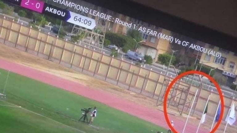 La zone des drapeaux affiche l'absence flagrante du Maroc dans le stade algérien.