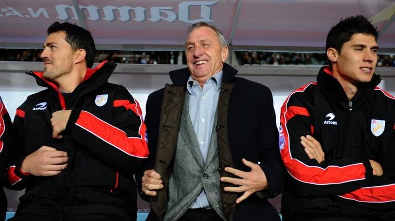 Un sélectionneur invaincu
Très attaché au Barça, le Néerlandais a même entraîné la sélection nationale de la Catalogne entre 2009 et 2013. Il termine même invaincu avec cette sélection.