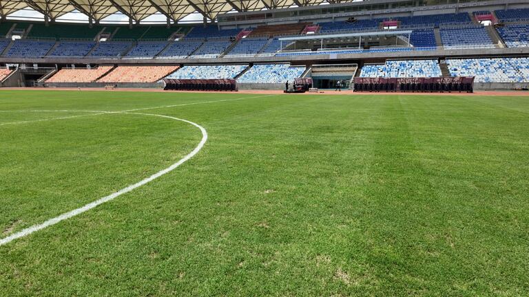 La pelouse du Benjamin Mkapa Stadium à la veille du match Tanzanie-Maroc.