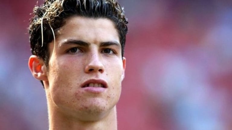 Cristiano Ronaldo le 16 auût 2003, avec Manchester United. 18 ans, il était un simple jeune footballeur, avec un look assez simple.
