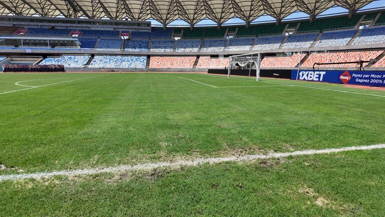 La pelouse du Benjamin Mkapa Stadium à la veille du match Tanzanie-Maroc.