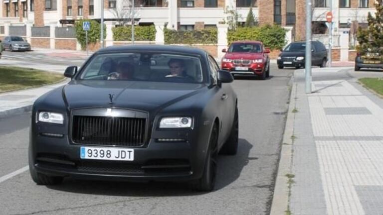 La vedette de l'Atlético et de l'équipe de France, Antoine Griezmann, roule dans une Rolls Royce Wraith teintée d'un noire mat. Un modèle coupé de 624 chevaux qui vaut plus de 310 000 euros. 
