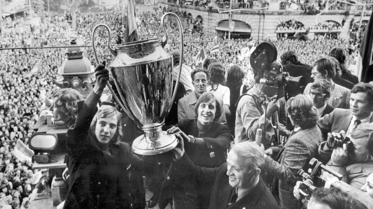 Au début des années 1970, l’Ajax emmené par Johan Cruyff écrase le football européen avec son "football total". En 1972, les Hollandais dominent l’Inter en finale de la Coupe d’Europe des clubs champions. Avec un doublé de Cruyff évidemment.