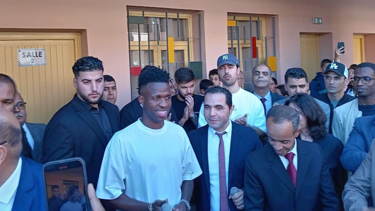 Vinicius Junior en visite à une école primaire à Marrakech, le 19 février 2024.