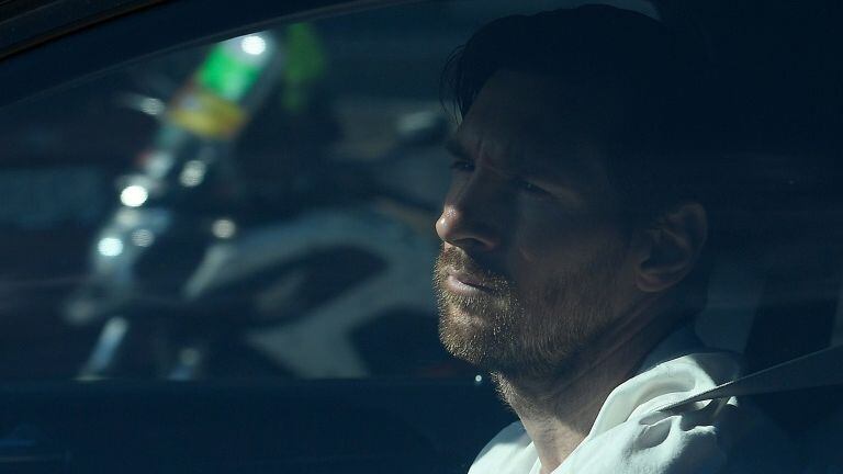 Lionel Messi arrive en voiture au centre d'entraînement du FC Barcelone où il doit se soumettre à un test de dépistage du Covid-19, à Barcelone, le 6 mai 2020.